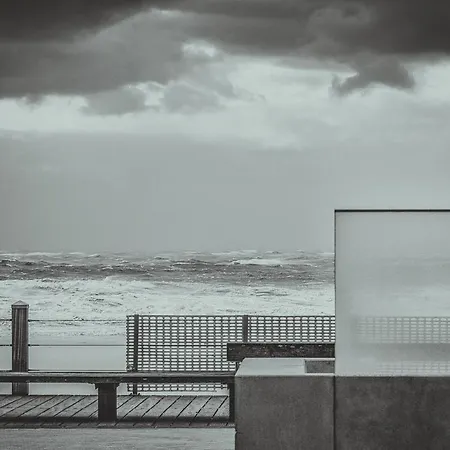 Knappe Met Subliem Zeezicht!